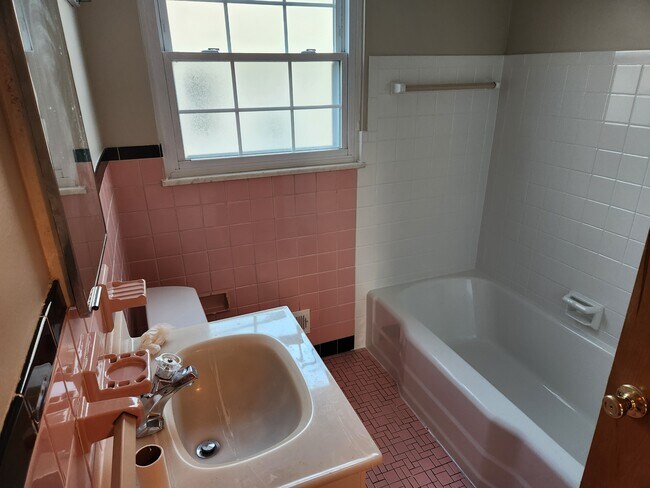 Building Photo - 7715 Kenton Ave