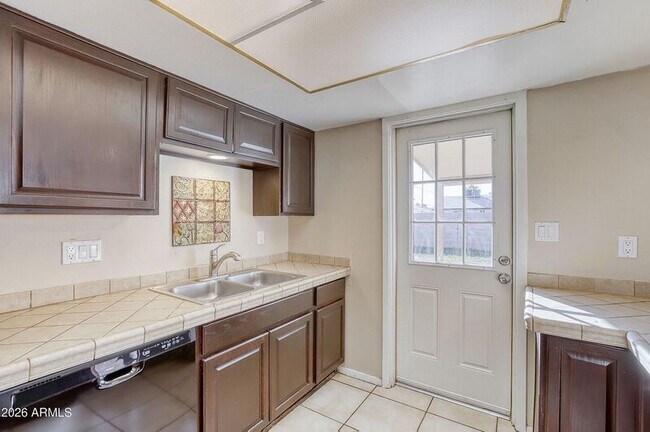 Building Photo - 921 E Campus Dr