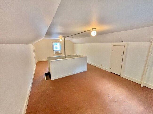 Building Photo - 3 Bed 1 Bath house in Shawnee - Central Air, Large Yard, Pets OKAY!