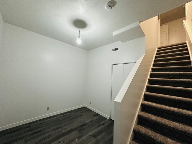 Building Photo - 630 24th St