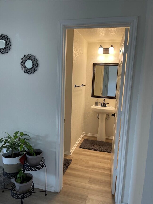 Building Photo - 1537 Sonny Dr