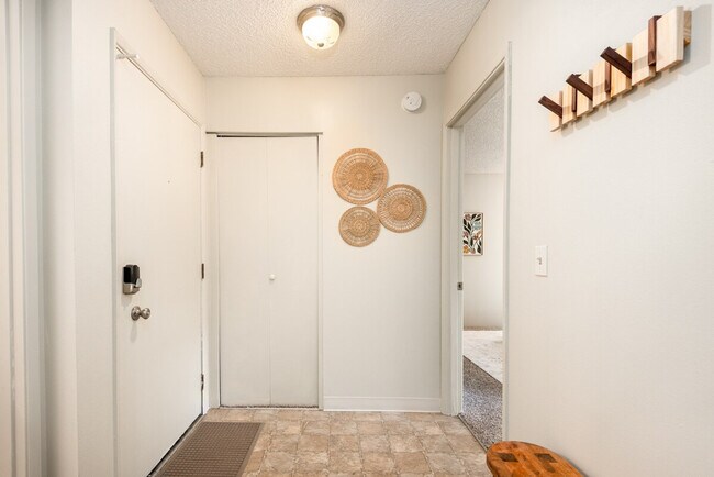 Building Photo - 2348 S Vermont St