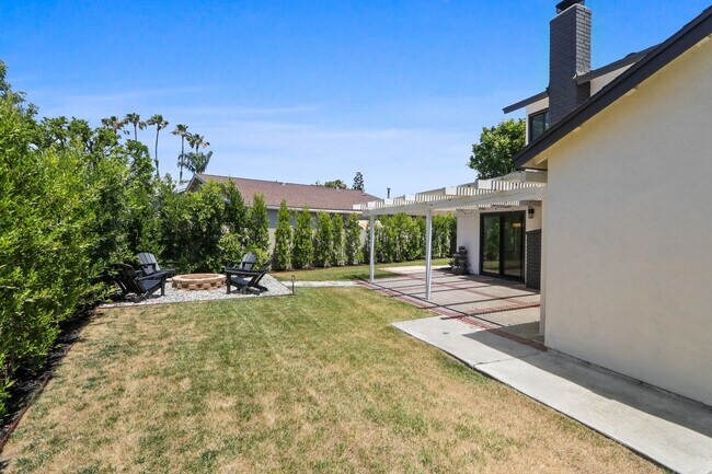 Building Photo - Renovated Lake Forest Home with Expansive Yard & Modern Finishes