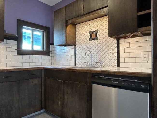 Building Photo - 114 S Melcher St