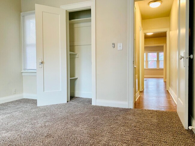 Building Photo - Large 1BD 1BA Apartment with Bonus Area Located in Historic Miller Neighborhood!!