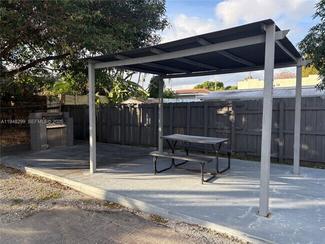 Building Photo - 3237 SW 4th St