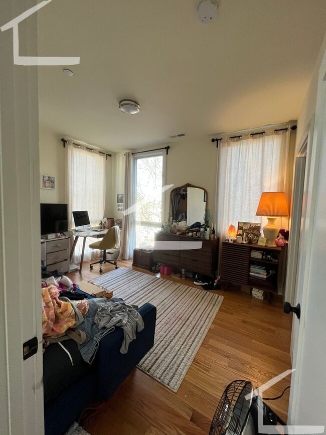 Building Photo - Charming 3 Bedroom