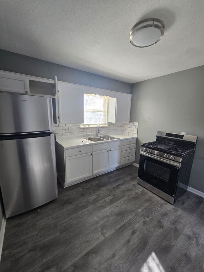 Building Photo - Renovated Duplex ready now