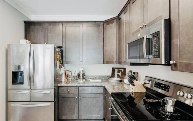 Building Photo - 731 Elmbrook Dr