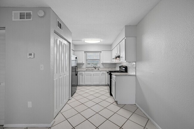 Building Photo - Spacious 2 Bed-1Bath apartment with Pool!