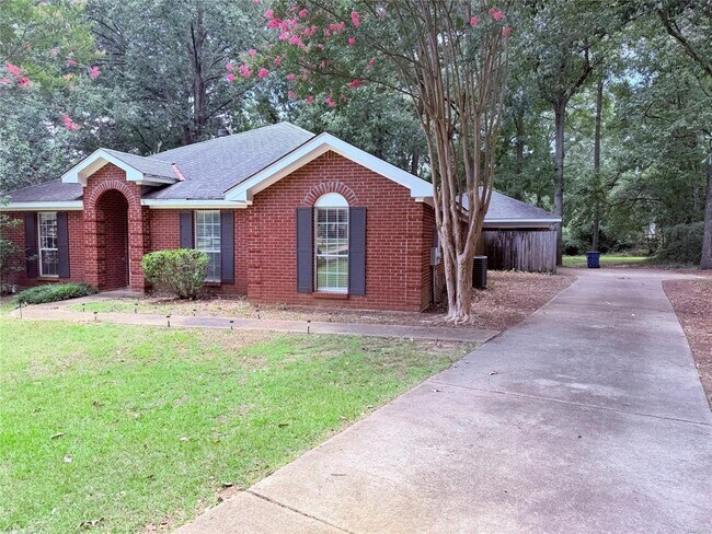 Building Photo - 11 Twin Oaks Ln