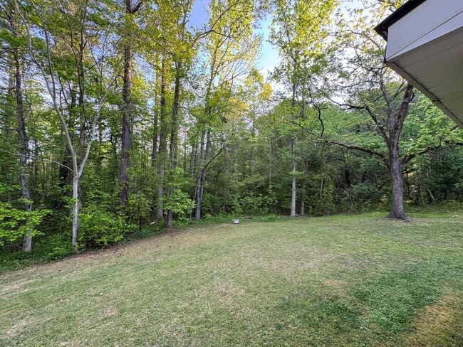 Building Photo - Well Maintained 3 Bedroom 2 Bath on a Private 1 Acre Lot