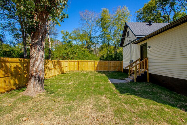 Building Photo - 306 S Schiller St