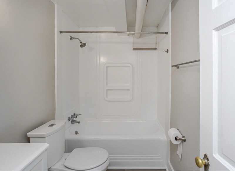 Building Photo - 2146 Wyndhurst Rd