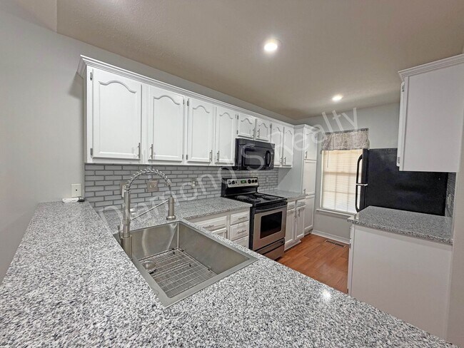 Building Photo - 1331 W Sackett St