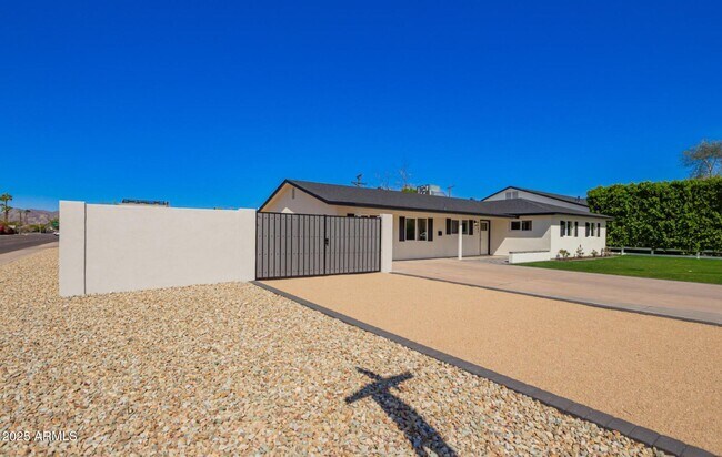 Building Photo - 4402 E Mitchell Dr