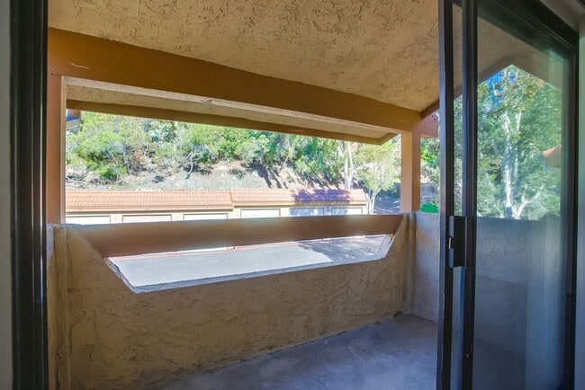 Building Photo - Cute Oceanside condo with garage parking!
