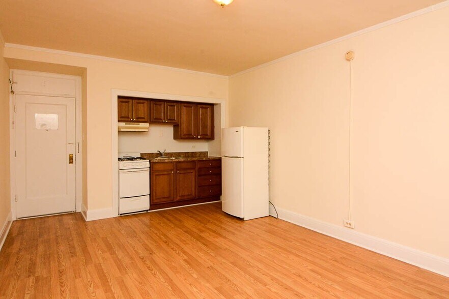 Building Photo - 3335 W Diversey Ave