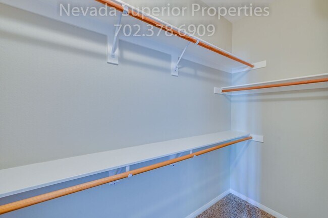 Building Photo - SE Single Story 3 Bedroom Home!!! Low Main...