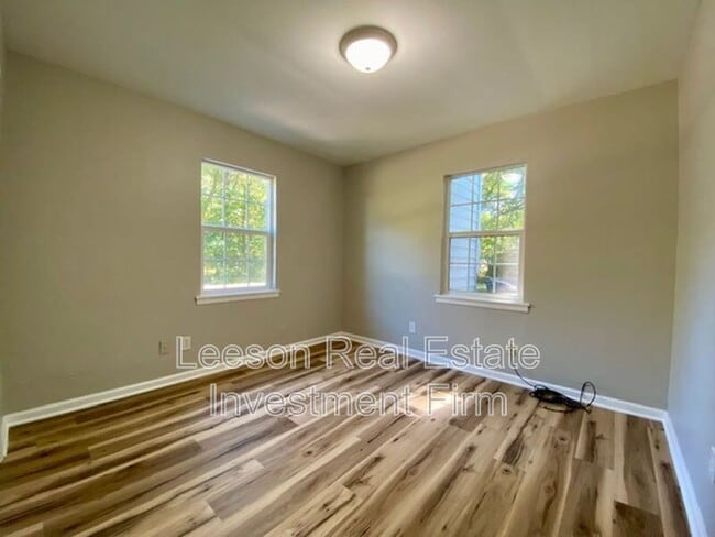 Building Photo - 1727 Hickory St