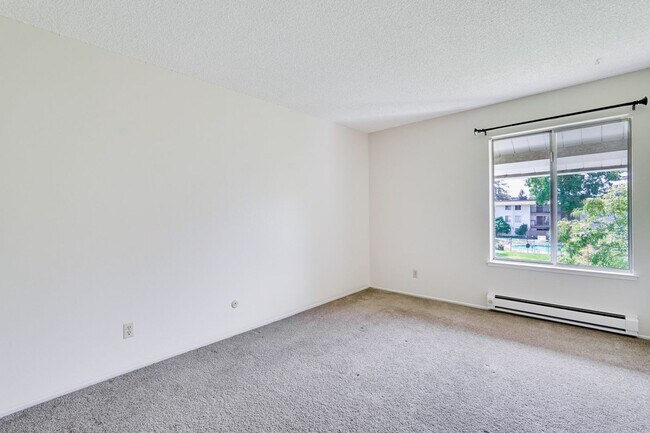 Building Photo - Top Floor Unit - Balcony - Elevator Access - Community Pool & Tennis Court