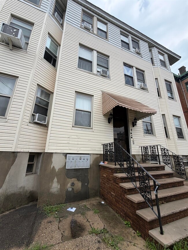 Building Photo - 103-105-105 Devon St