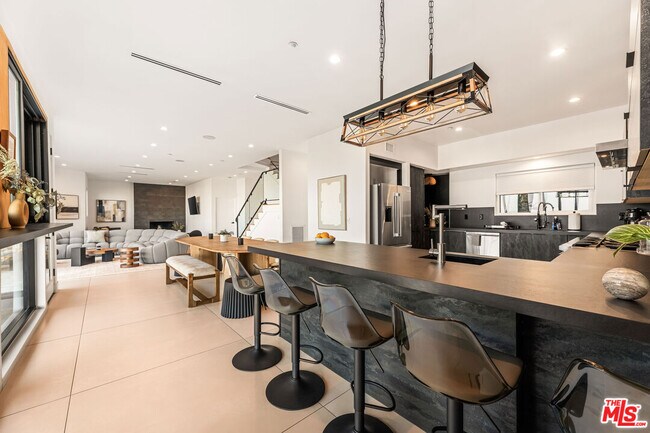 Building Photo - 8425 Hillside Ave