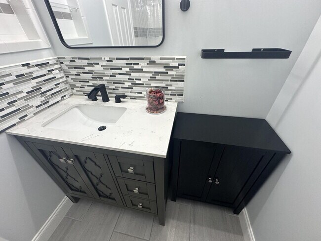 Building Photo - Charming 2-Bed, 2-Bath Retreat in Port Charlotte!