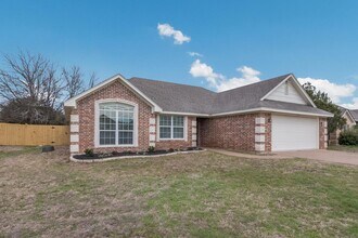 Building Photo - Midway ISD Country Home