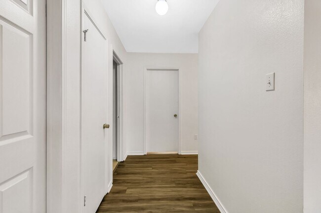 Building Photo - Charming 3 Bed, 2 Bath House with Serene Yard