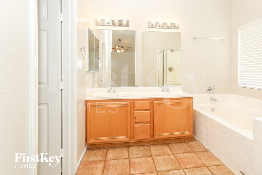 Building Photo - 718 Azure Banks Ave