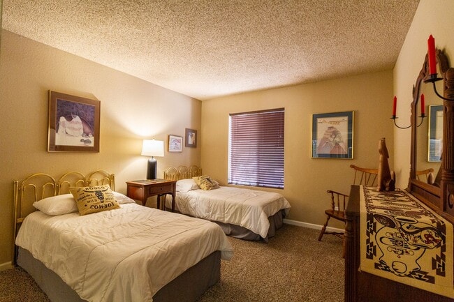 Building Photo - ****COMING SOON****  Nice 2-bedroom 2 bath home in Sun Lakes 55 + community!