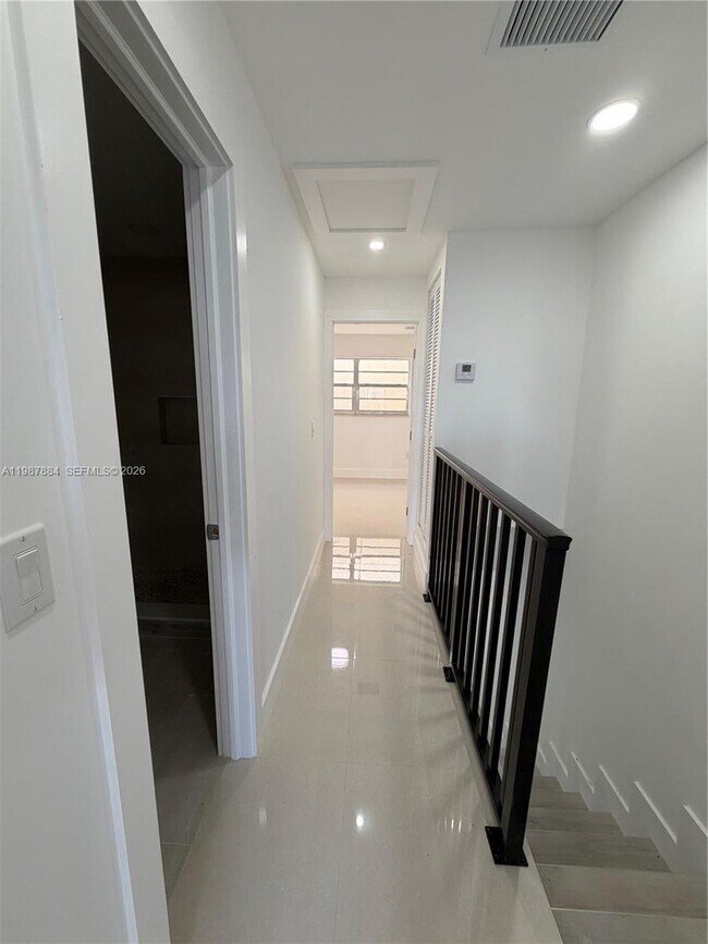 Building Photo - 1550 W 7th Ct