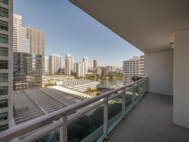 Building Photo - 950 Brickell Bay Dr