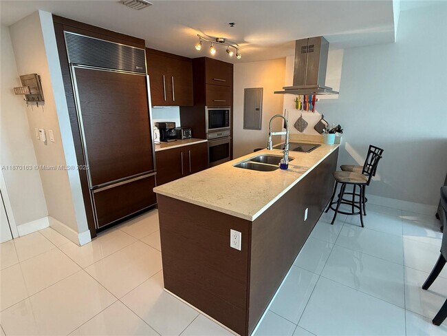 Building Photo - 465 Brickell Ave