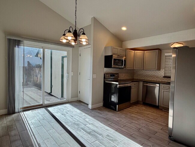 Building Photo - Spacious 4 bedroom, 3 bathroom home in the heart of Aurora is ready for immediate move in! Conven...