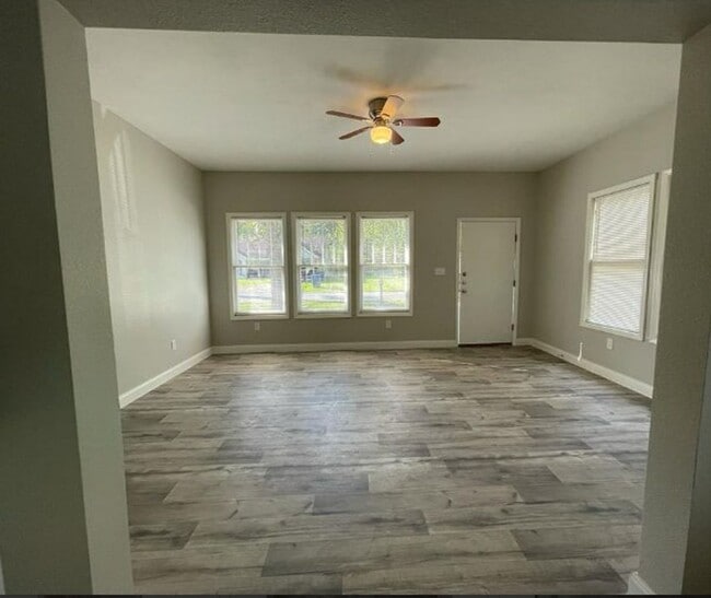 Building Photo - Duplex  835 S