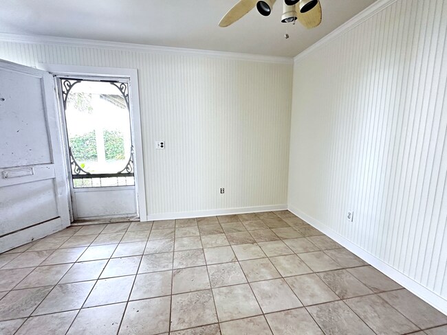 Building Photo - 1/2 Block  to the Beach & Main Beach Park!