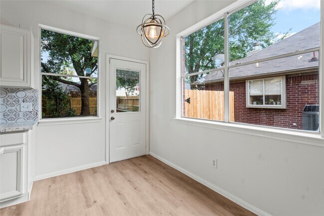 Building Photo - 10908 Sycamore Dr S