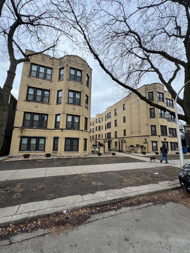 Building Photo - 3817 N Greenview Ave