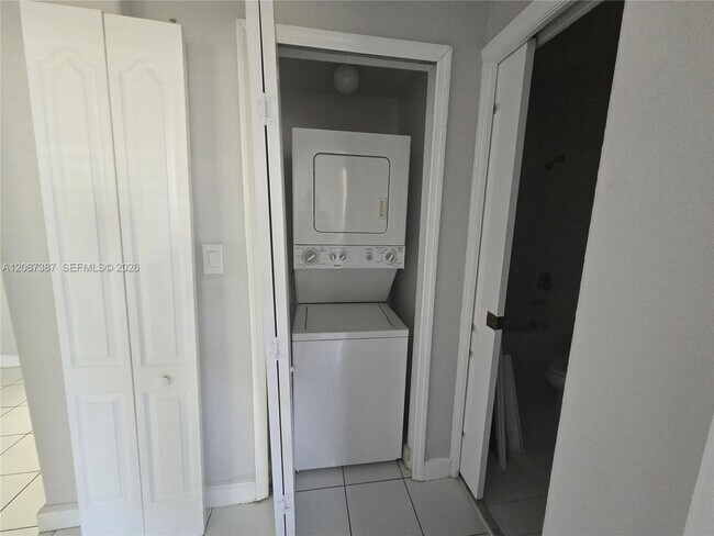 Building Photo - 1666 SE 27th Ct