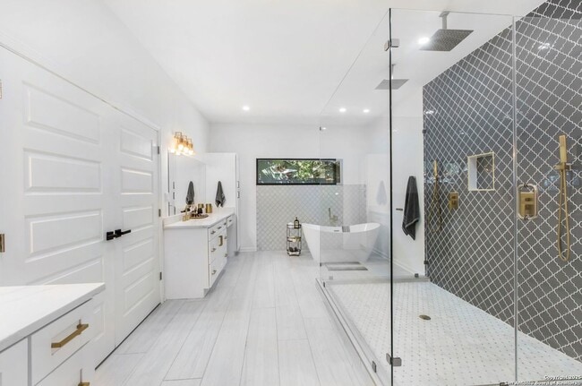 Building Photo - 423 College Blvd