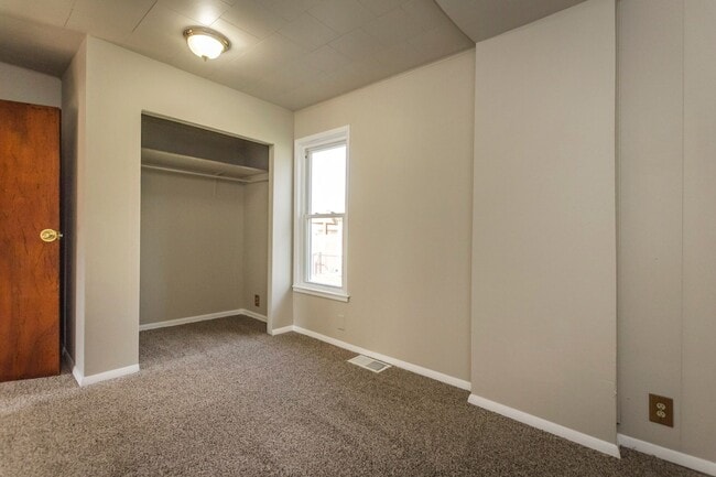 Building Photo - 3 bedroom 1 bath 2 Stall Garage