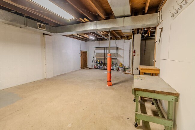 Building Photo - 7825 S Lake Leelanau Dr
