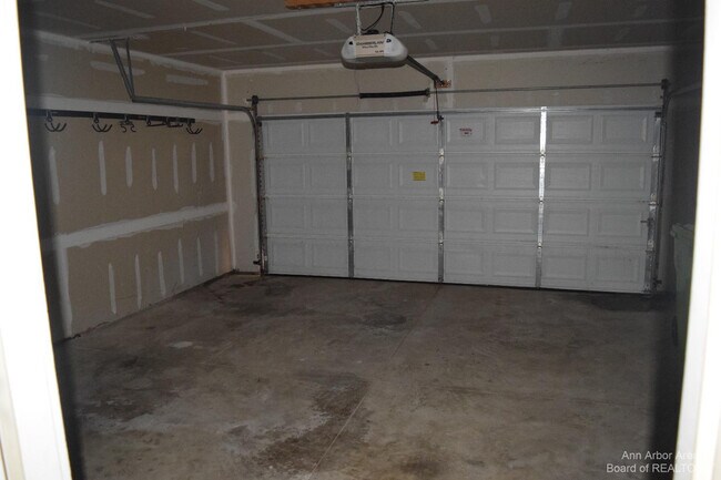 Building Photo - 8549 Hawthorn Hill