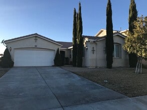Building Photo - 3 BEDROOM VICTORVILLE HOME IN SPRING VALLE...