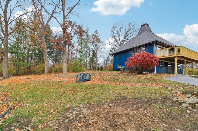 Building Photo - 23460 W N Lakewood Ln