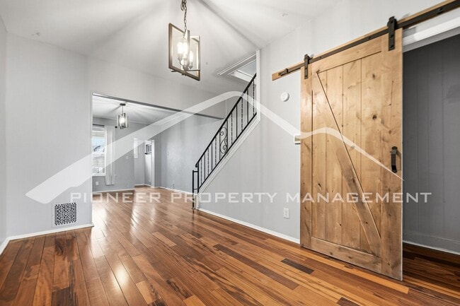 Building Photo - Charming Townhouse with Central AC and Great Location!