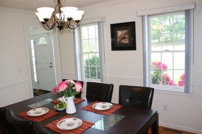 Building Photo - 3 Bedroom Single Family Home with Central A/C