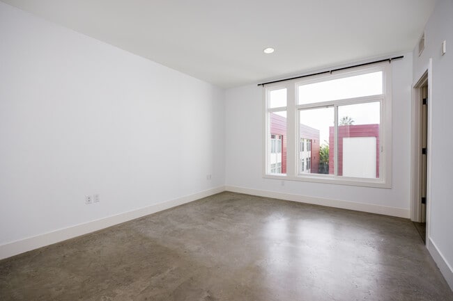 Building Photo - 119 S Los Robles Ave